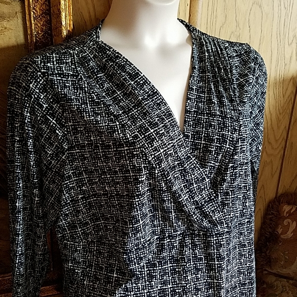 Nice surplice front top - Picture 2 of 5